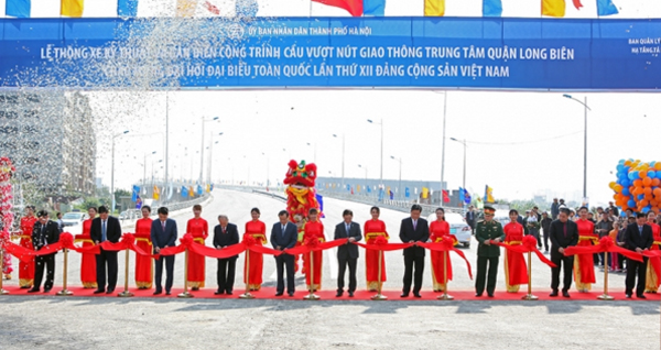 Thông xe cầu vượt lớn nhất Hà Nội tại nút giao Long Biên